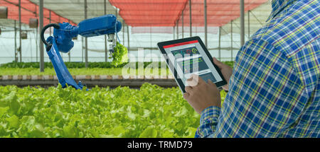 Iot smart Industrie roboter 4.0 Landwirtschaft Konzept, industrielle Agronom, Landwirt mit Software künstliche Intelligenz Technologie in Tablet monitorin