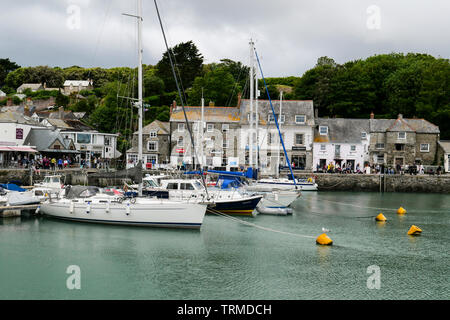 Padstow, Cornwall, England, Großbritannien: Ein Blick über den Hafen nach North Quay mit Freizeit Boote. Stockfoto