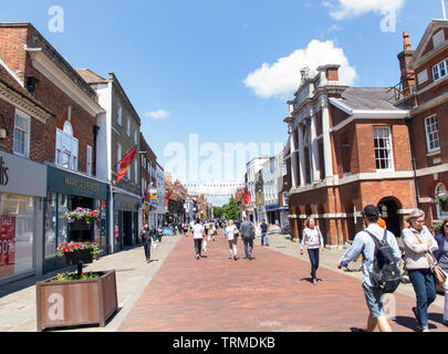 Käufer, die sauber und autofreien Gassen auf zentralen Chichester. North Street bietet viele Geschäfte und Cafés. Die Straße ist ruhig und freundlich. Diese historische Stadt ist als eines der schönsten für das Einkaufen und Leben in geordnete. Es ist die größte Stadt in West Sussex. Stockfoto