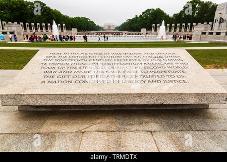 WW II Memorial. "Hier in der Gegenwart von Washington und Lincoln, dem achtzehnten Jahrhundert Vater und der andere das 19. Jahrhundert Erhalter der o Stockfoto