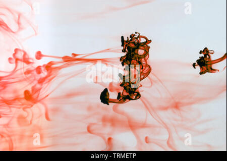 Farbiger Tinte in Wasser Stockfoto