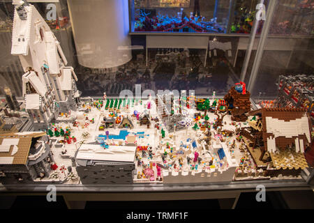 Winter Dorf. LEGO Ausstellung 2019, Budapest, Ungarn. Stockfoto