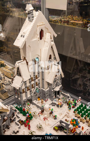 Winter Dorf. LEGO Ausstellung 2019, Budapest, Ungarn. Stockfoto