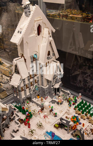 Winter Dorf. LEGO Ausstellung 2019, Budapest, Ungarn. Stockfoto