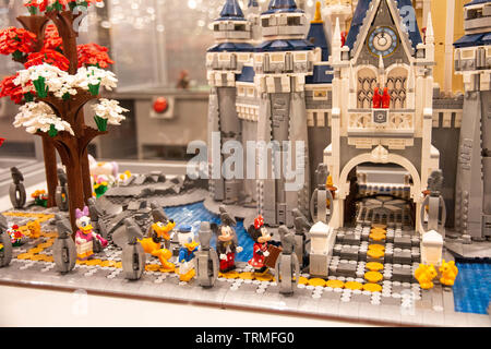 LEGO Disney Schloss Diorama mit Mickey, Minnie, etc. LEGO Ausstellung 2019, Budapest, Ungarn. Stockfoto