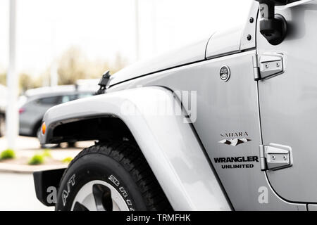 Die Seite eines Silber 2017 Jeep Wrangler Sahara. Stockfoto