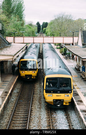 Zwei Züge in Bradford on Avon Bahnhof Stockfoto