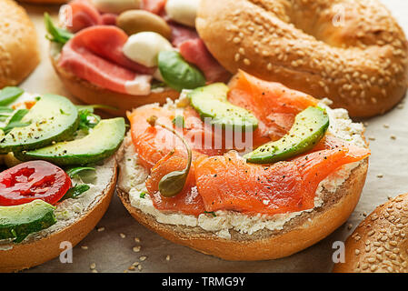 Sandwich mit Avocado Lachs und Frischkäse. Gesundes Essen. Stockfoto