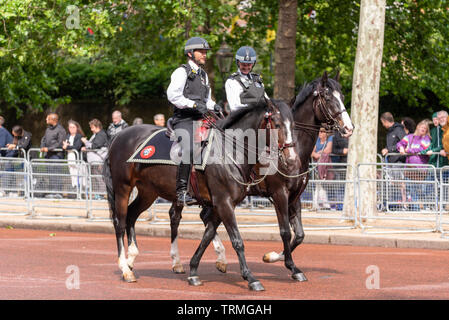 Die Metropolitan Police beriet Pferdereiter der Polizei als Sicherheit während der Trooping the Colour 2019 in der Mall, London, Großbritannien Stockfoto