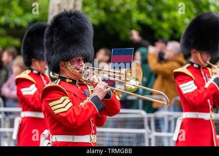 Band der Grenadier Guards Marching Band on the Mall, London, UK während Trooping the Colour 2019. Kleiden Sie sich in Uniformen. Posaunenspieler Stockfoto