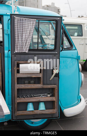 Scheveningen, Den Haag, Niederlande - 26. Mai 2019: 1960er Stil VW classic combi Camper in Scheveningen Strand geparkt Stockfoto