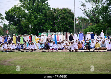 Kalkutta, Indien - 5. Jun 2019: Muslimische Menschen feiern Eid al fitar. Nach dem Lesen von eid ul fitr namaz gehen die Leute Stockfoto