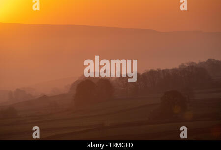 Sonnenaufgang im Frühling über Hawes in oberen Wensleydale, North Yorkshire, UK. Stockfoto