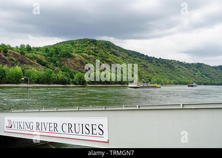 Rhein Landschaft mit lastkähnen im Wasser, und ein Viking River Cruises Zeichen auf einer Gangway am Ufer. Boppard, Deutschland - 23 Aug 2015. Stockfoto