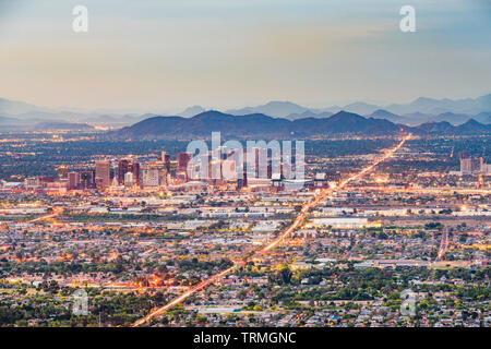 Phoenix, Arizona, USA downtown Stadtbild von oben in der Abenddämmerung. Stockfoto