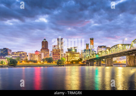 Portland, Oregon, USA die Skyline in der Dämmerung auf dem Willamette River. Stockfoto