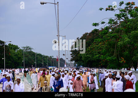 Kalkutta, Indien - 5. Jun 2019: Muslimische Menschen feiern Eid al fitar. Nach dem Lesen von eid ul fitr namaz gehen die Leute Stockfoto