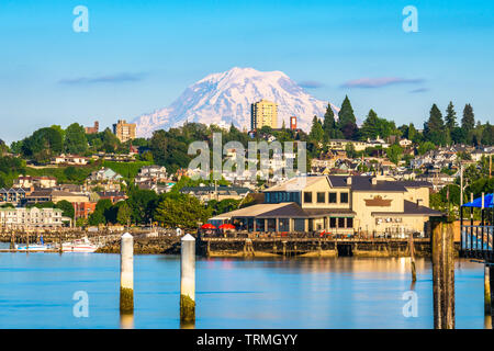 Tacoma, Washington, USA mit Mt. Rainier in der Ferne auf Beginn Bay. Stockfoto