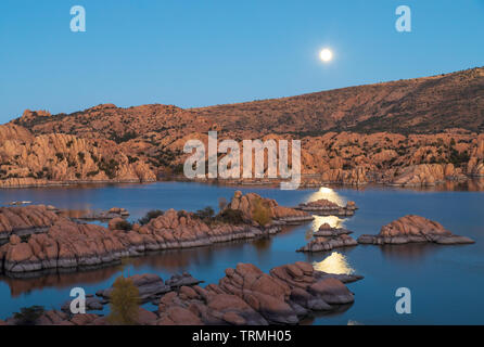 Mondaufgang über Watson Lake Prescott Arizona Stockfoto