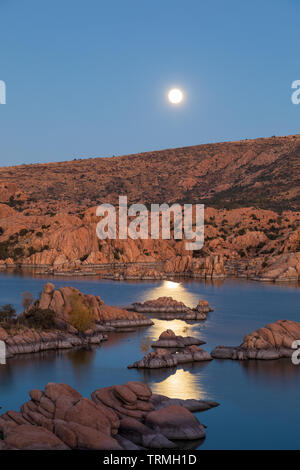 Mondaufgang über Watson Lake Prescott Arizona Stockfoto