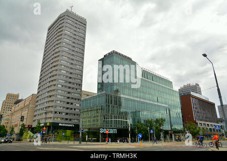 Warschau, Polen - 30. Juni 2018. Stadtbild mit Gebäude Architektur und Straße Transport in Warschau, der Hauptstadt Polens. Stockfoto