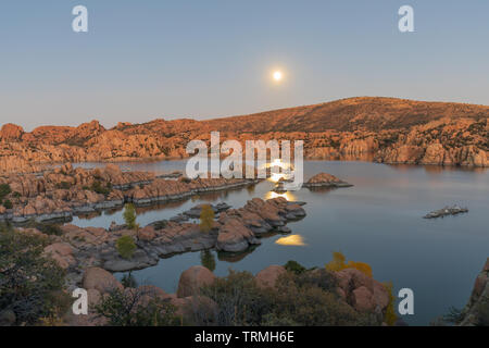 Mondaufgang über Watson Lake Prescott Arizona Stockfoto