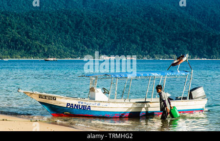 MALAYSIA TIOMAN INSEL - 01.07.2017: Sea Taxifahrer arbeitet im Meer Stockfoto