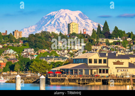 Tacoma, Washington, USA mit Mt. Rainier in der Ferne auf Beginn Bay. Stockfoto