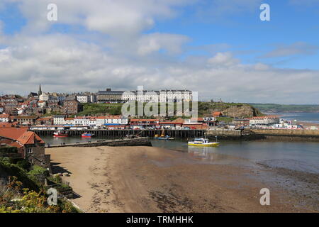 Blick über den Fluss Usk von Henrietta Street, Whitby, Borough von Scarborough, North Yorkshire, England, Großbritannien, USA, UK, Europa Stockfoto