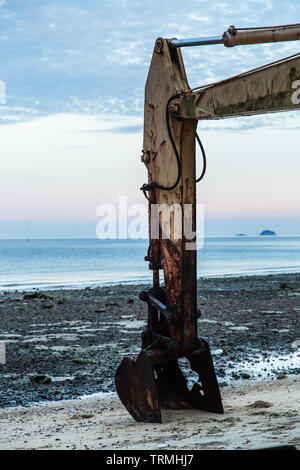 Rostig und alt Bagger auf den Strand verlassen Stockfoto