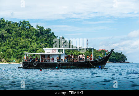 MALAYSIA TIOMAN INSEL - 01.07.2017: Boot Leute zu schnorcheln und Fahren Stockfoto