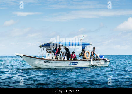 MALAYSIA TIOMAN INSEL - 01.07.2017: Boot Leute zu schnorcheln und Fahren Stockfoto