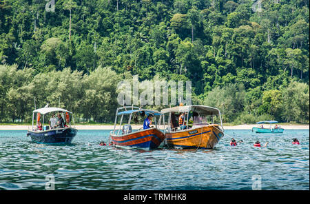 MALAYSIA TIOMAN INSEL - 01.07.2017: Boot Leute zu schnorcheln und Fahren Stockfoto