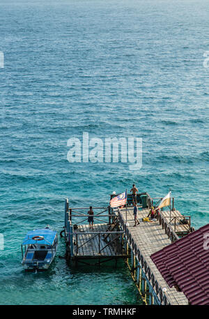 MALAYSIA TIOMAN INSEL - 01.07.2017: kleine hölzerne Pier in der North South Sea Stockfoto