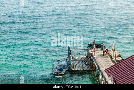 MALAYSIA TIOMAN INSEL - 01.07.2017: kleine hölzerne Pier in der North South Sea Stockfoto