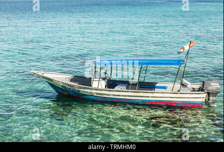 MALAYSIA TIOMAN INSEL - 01.07.2017: Kleines Meer taxi schwimmend auf dem blauen Meer Stockfoto