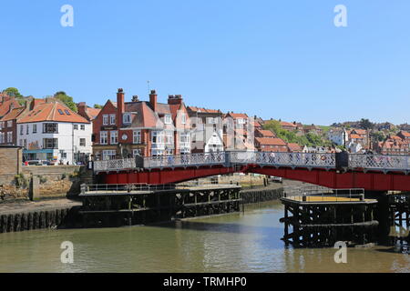 Swing Bridge und der Dolphin Hotel, Whitby, Borough von Scarborough, North Yorkshire, England, Großbritannien, USA, UK, Europa Stockfoto