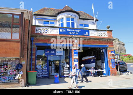 Yacht Club und RNLI Museum, Whitby, Borough von Scarborough, North Yorkshire, England, Großbritannien, USA, UK, Europa Stockfoto