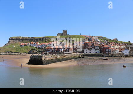 Altstadt und Tate Hill Pier, Whitby, Borough von Scarborough, North Yorkshire, England, Großbritannien, USA, UK, Europa Stockfoto