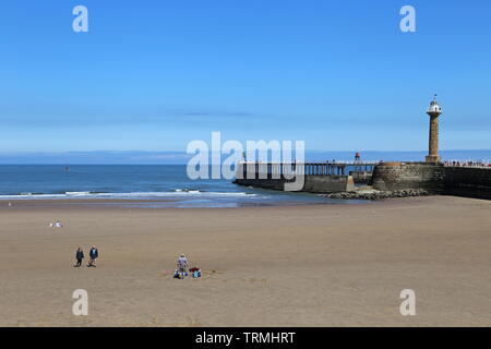 Whitby Sands und West Pier von der Pistole Batterie, Whitby, Borough von Scarborough, North Yorkshire, England, Großbritannien, USA, UK, Europa Stockfoto