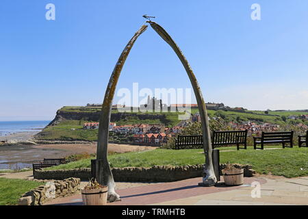 Whitby Abbey von fischbein Arch, West Cliff, Whitby, Borough von Scarborough, North Yorkshire, England, Großbritannien, USA, UK, Europa gerahmt Stockfoto