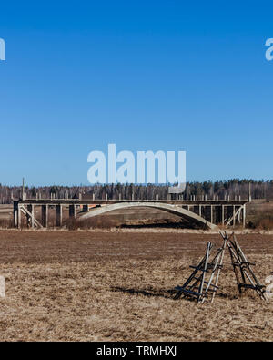 Eine unfertige Brücke nach Nirgendwo und eine Raufe an einem sonnigen Frühlingstag. Stockfoto