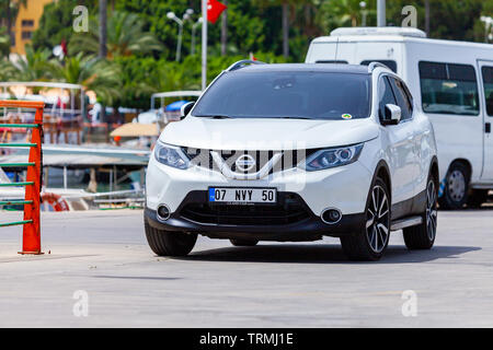 ALANYA/TÜRKEI - Juni 3, 2019: Nissan Qashqai steht auf einer Straße in Alanya, Türkei. Stockfoto