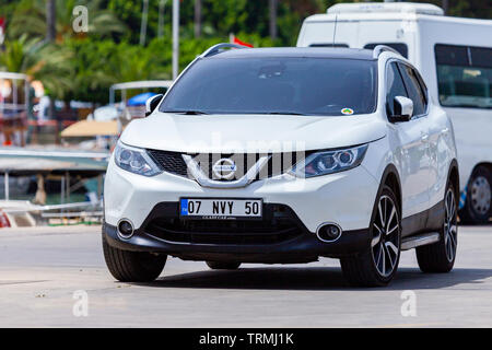 ALANYA/TÜRKEI - Juni 3, 2019: Nissan Qashqai steht auf einer Straße in Alanya, Türkei. Stockfoto