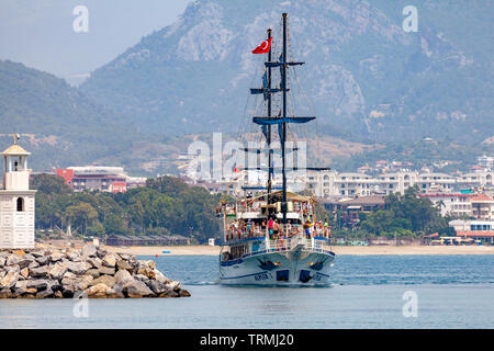ALANYA/TÜRKEI - Juni 3, 2019: Piratenpartei Schiff an der Küste von Alanya, Türkei. Stockfoto