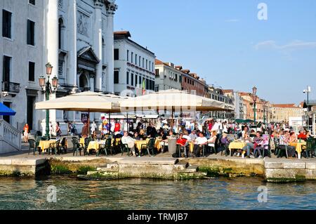 Outdoor Diners auf der Riva degli Schiavoni Waterfront genießen Sie einen Sommer Abend, Venedig Italien Europa EU Stockfoto