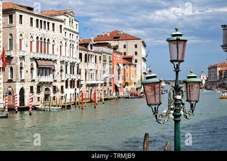 Der Eingang zum Canal Grande an einem Sommertag mit einem reich verzierten Lamp Post im Vordergrund, Venedig Italien Europa EU Stockfoto