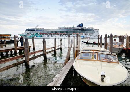 Ein grosses Kreuzfahrtschiff in Venedig als von der Waterfront mit einer Gondel im Vordergrund, Italien Europa EU Stockfoto