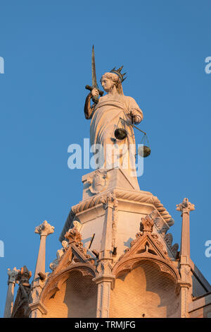 Statue von Gerechtigkeit auf Dogenpalast Stockfoto