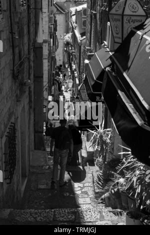 Dropčeva ulica, eine steile Straße in der Altstadt (Stari Grad), Dubrovnik, Kroatien. Schwarz und Weiss Stockfoto